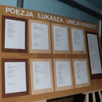 Powiększ zdjęcie Tablica z wystawą