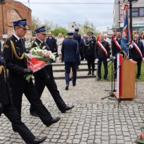 Powiększ zdjęcie Delegacja Państwowej Straży Pożarnej składająca kwiaty pod Pomnikiem Niepodległości.