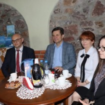 Powiększ zdjęcie Zaproszeni goście siedzą przy stoliku. Od lewej: Dyrektor Pedagogicznej Biblioteki Wojewódzkiej w Kielcach Sylwester Kasprzyk, Senator Jacek Włosowicz, Członek Zarządu Powiatu Włoszczowskiego Małgorzata Gusta, Joanna Kasprzyk.