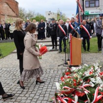 Powiększ zdjęcie Delegacja składająca kwiaty pod Pomnikiem Niepodległości.