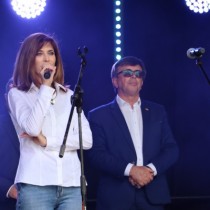 Powiększ zdjęcie Na scenie od lewej dyrektor Powiatowegop Centrum Pomocy Rodzinie Ilona Nowak mówi do mikrofonu, obok niej stoi starosta włoszczowski Dariusz Czechowski.