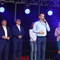 Powiększ zdjęcie Prezes Stowarzyszenia Sprawniejsi.pl Michał Szafrański - mówi do mikrofonu. Z tyłu stoją od lewej: radny Sejmiku Województwa Świętokrzyskiego Artur Konarski, starosta Dariusz Czechowski, dyrektor PCPR Ilona Nowak, dyrektor PCK-R Teresa Chudy.
