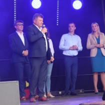 Powiększ zdjęcie radny Sejmiku Województwa Świętokrzyskiego Artur Konarski mówi do mikrofonu. Z tyłu stoją od lewej:starosta Dariusz Czechowski - mówi do mikrofonu, dyrektor PCPR Ilona Nowak, prezes Sprawniejsi.pl Michał Szafrański, dyrektor PCK-R Teresa Chudy.