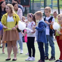 Powiększ zdjęcie Uczestnicy imprezy promującej rodzicielstwo zastępcze w Powiatowym Centrum Kulturalno-Rekreacyjnym we Włoszczowie.
