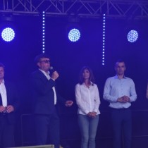 Powiększ zdjęcie Na scenie stoją od lewej: radny Sejmiku Województwa Świętokrzyskiego Artur Konarski, starosta Dariusz Czechowski - mówi do mikrofonu, dyrektor PCPR we Włoszczowie Ilona Nowak, prezes Sprawniejsi.pl Michał Szafrański, dyrektor PCK-R Teresa Chudy.