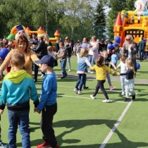 Powiększ zdjęcie Uczestnicy imprezy promującej rodzicielstwo zastępcze w Powiatowym Centrum Kulturalno-Rekreacyjnym we Włoszczowie.