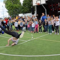 Powiększ zdjęcie Uczestnicy imprezy promującej rodzicielstwo zastępcze w Powiatowym Centrum Kulturalno-Rekreacyjnym we Włoszczowie obserwują pokaz tańca.