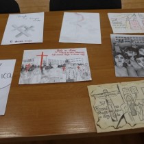 Powiększ zdjęcie Prace uczestników konkursu pn.: „Kartka okolicznościowa – 37 rocznica protestu o krzyże w Zespole Szkół Zawodowych we Włoszczowie”.
