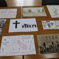 Powiększ zdjęcie Prace uczestników konkursu pn.: „Kartka okolicznościowa – 37 rocznica protestu o krzyże w Zespole Szkół Zawodowych we Włoszczowie”.