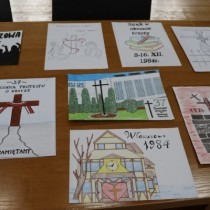 Powiększ zdjęcie Prace uczestników konkursu pn.: „Kartka okolicznościowa – 37 rocznica protestu o krzyże w Zespole Szkół Zawodowych we Włoszczowie”.