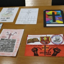 Powiększ zdjęcie Prace uczestników konkursu pn.: „Kartka okolicznościowa – 37 rocznica protestu o krzyże w Zespole Szkół Zawodowych we Włoszczowie”.