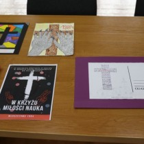 Powiększ zdjęcie Prace uczestników konkursu pn.: „Kartka okolicznościowa – 37 rocznica protestu o krzyże w Zespole Szkół Zawodowych we Włoszczowie”.