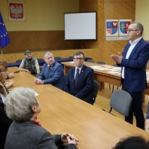 Powiększ zdjęcie Obrady Komisji Konkursowej. Od prawej: Mariola Sosnowska, Andrzej Książek, starosta włoszczowski Dariusz Czechowski, wicestarosta Łukasz Karpiński, Zbigniew Żesławski.