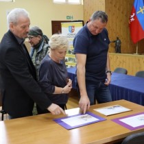 Powiększ zdjęcie Komisja przy pracy, w pierwszym rzędzie od prawej stoją: Paweł Bielawski, Mariola Sosnowska, Rafał Żelichowski, z tyłu: Zbigniew Żesławski - uczestnicy strajku młodzieży w 1984 r.