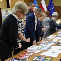 Powiększ zdjęcie Komisja podczas oceny prac konkursowych.