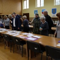 Powiększ zdjęcie Komisja podczas oceny prac konkursowych.