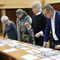 Powiększ zdjęcie Komisja podczas oceny prac konkursowych. Od prawej stoją: Andrzej Książek, ks. Marek Łabuda, Zbigniew Żesławski, Ilona Kuśmierska - Kocyłak.