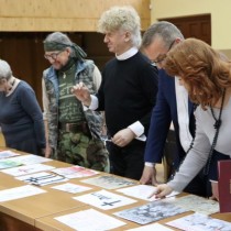 Powiększ zdjęcie Komisja podczas oceny prac konkursowych. Od prawej stoją: Małgorzata Gusta, Andrzej Książek, ks. Marek Łabuda, Zbigniew Żesławski, Ilona Kuśmierska - Kocyłak.