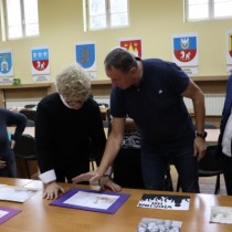Powiększ zdjęcie Komisja podczas oceny prac konkursowych. Od prawej stoją: Andrzej Książek, Paweł Bielawski, ks. Marek Łabuda, Ilona Kuśmierska - Kocyłak.