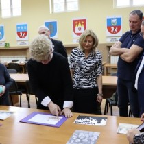 Powiększ zdjęcie Komisja podczas oceny prac konkursowych. Od prawej stoją: Małgorzata Gusta, Andrzej Książek, Paweł Bielawski, Aneta Dziubek, ks. Marek Łabuda, Ilona Kuśmierska - Kocyłak.