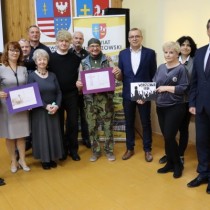 Powiększ zdjęcie Od%20prawej%20strony:%20Starosta%20Włoszczowski,%20Mariola%20Sosnowska,%20Agata%20Świeboda,%20Andrzej%20Książek,%20Zbigniew%20Żesławski,%20ks.%20Marek%20Łabuda,%20Rafał%20Żelichowski,%20Ilona%20Kuśmierska-Kocyłak,%20Paweł%20Bielawski,%20Wicestarosta,%20Małgorzata%20Gusta,%20Aneta%20Dziubek