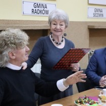 Powiększ zdjęcie Od lewej: ksiądz Marek Łabuda, Ilona Kuśmierska - Kocyłak, wicestarosta włoszczowski Łukasz Karpiński.