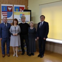 Powiększ zdjęcie Od lewej stoją: wicestarosta włoszczowski Łukasz Karpiński, członek Zarządu Małgorzata Gusta, ks. Marek Łabuda, Ilona Kuśmierska-Kocyłak, starosta włoszczowski Dariusz Czechowski.