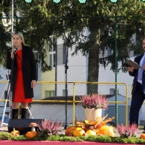 Powiększ zdjęcie Od lewej stoją dyrektor PCK-R we Włoszczowie Tetresa Chudy i prowadzący imprezę Marek Klapa.