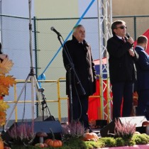 Powiększ zdjęcie Od lewej stoją na scenie: dyrektor PCK-R Teresa Chudy, Przewodniczący Rady Powiatu Włoszczowskiego Zbigniew Matyśkiewicz, starosta Dariusz Czechowski i prowadzący Marek Klapa.