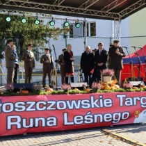 Powiększ zdjęcie Na scenie stoją od prawej: Nadleśniczy Nadleśnictwa Włoszczowa Artur Ratusznik, starosta włoszczowski Dariusz Czechowski, przewodniczący Rady Powiatu Zbigniew Matyśkiewicz, dyrektor PCK-R Teresa Chudy i zespół sygnalistów Nadleśnictwa Włoszczowa.