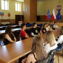 Powiększ zdjęcie Uczniowie Technikum Ekonomicznego z ZS Nr 2 we Włoszczowie na lekcji o samorządzie w Starostwie Powiatowym.