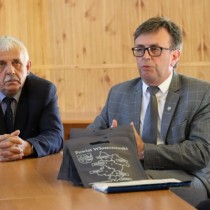 Powiększ zdjęcie Przewodniczący Rady Powiatu Zbigniew Matyśkiewicz, Starosta Włoszczowski Dariusz Czechowski podczas spotkania z uczniami Technikum Ekonomicznego. 