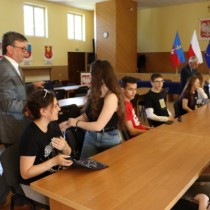 Powiększ zdjęcie Starosta Włoszczowski Dariusz Czechowski wręcza uczestnikom materiały promocyjne Powiatu.