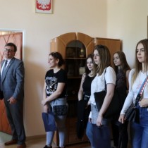 Powiększ zdjęcie Uczniowie przed gabinetem Starosty.