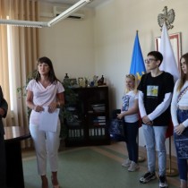 Powiększ zdjęcie W gabinecie Starosty. Spotkanie z Skarbnik Powiatu Agnieszką Górską. Od lewej stoją: Starosta Dariusz Czechowski, Skarbnik Agnieszka Górska oraz uczniowie.