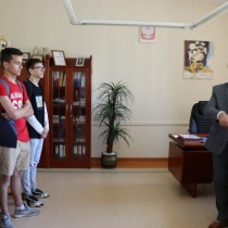 Powiększ zdjęcie Młodzież w gabinecie Wicestarosty. Po prawej Starosta Dariusz Czechowski.