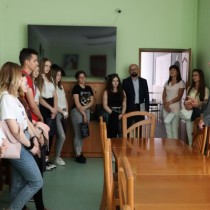 Powiększ zdjęcie Sala gdzie odbywają się posiedzenia Zarządu Powiatu Włoszczowskiego oraz konferencje i spotkania on-line.
