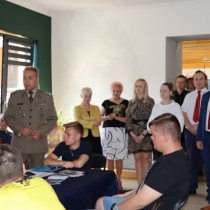 Powiększ zdjęcie Rozpoczęcie kwalifikacji wojskowej we Włoszczowie.  Po lewej (w mundurze) ppłk Mirosław Wolski Szef Wojskowego Centrum Rekrutacji w Kielcach.