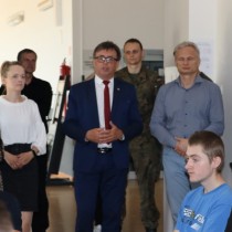 Powiększ zdjęcie Starosta Dariusz Czechowski (w środku) podczas rozpoczęcia kwalifikacji wojskowej we Włoszczowie. 