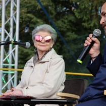 Powiększ zdjęcie Od lewej: Ilona Kuśmierska - Kocyłak podczas spotkania na Targach Runa Leśnego i prowadzący spotkanie Marek Klapa.