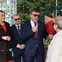 Powiększ zdjęcie Od prawej: Ilona Kuśmierska - Kocyłak odbiera kwiaty od starosty Dariusza Czechowskiego, wicestarosty Łukasza Karpińskiego i dyrektor PCKR Teresy Chudy.