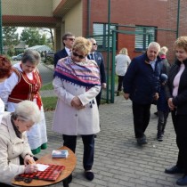 Powiększ zdjęcie Ilona Kuśmierska - Kocyłak rozdająca autografy.