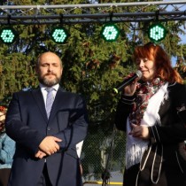 Powiększ zdjęcie Z prawej Członek Zarządu Małgorzata Gusta i prowadzący imprezę Marek Klapa.
