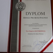 Powiększ zdjęcie Medal i Akt nadania Medalu „Pro Bono Poloniae” dla Zbigniewa Matyśkiewicza - Przewodniczącego Rady Powiatu Włoszczowskiego.