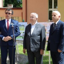 Powiększ zdjęcie Konferencja prasowa przy I LO we Włoszczowie. Od lewej stoją: Starosta Dariusz Czechowski, poseł Krzysztof Lipiec, Przewodniczący Rady Powiatu Zbigniew Matyśkiewicz.
