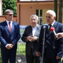 Powiększ zdjęcie Konferencja prasowa przy I LO we Włoszczowie. Od lewej stoją: Starosta Dariusz Czechowski, poseł Krzysztof Lipiec, Przewodniczący Rady Powiatu Zbigniew Matyśkiewicz.
