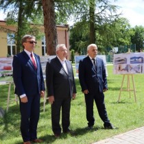 Powiększ zdjęcie Konferencja%20prasowa%20przy%20I%20LO%20we%20Włoszczowie.%20Od%20lewej%20stoją:%20Starosta%20Dariusz%20Czechowski,%20poseł%20Krzysztof%20Lipiec,%20Przewodniczący%20Rady%20Powiatu%20Zbigniew%20Matyśkiewicz.%20