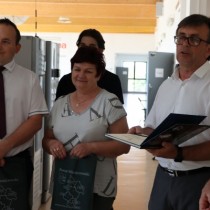 Powiększ zdjęcie Starosta Włoszczowski Dariusz Czechowski (drugi po prawej) podczas podsumowania kwalifikacji wojskowej w powiecie włoszczowskim. Obok stoją członkowie Powiatowej Komisji Lekarskiej we Włoszczowie.