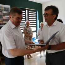 Powiększ zdjęcie Starosta Włoszczowski Dariusz Czechowski (po prawej) przekazuje podziękowania panu Markowi Prokopowi.