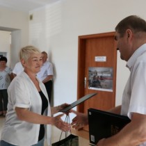 Powiększ zdjęcie Przedstawiciel Wojskowego Centrum Rekrutacji w Kielcach pani Dorota Zygant przekazuje panu Markowi Prokopowi podziękowania za współpracę.